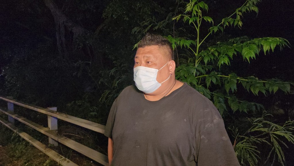 貨車司機洪先生向記者講述車禍時情況。黎志偉攝