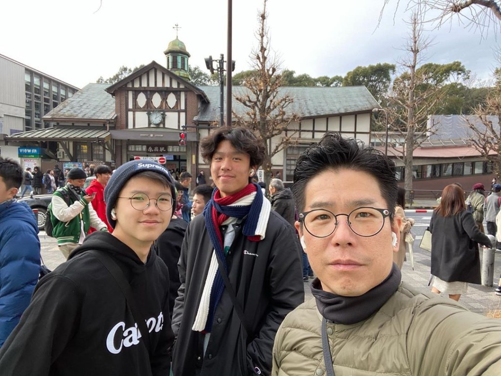 去年尾,林曉峰同兩個兒子去日本旅行,康子妮冇影。