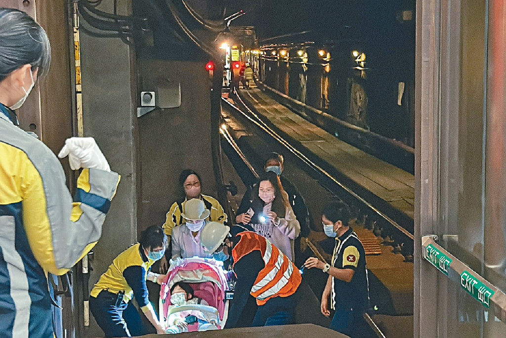 ■職員協助乘客疏散。 ■職員協助乘客疏散。