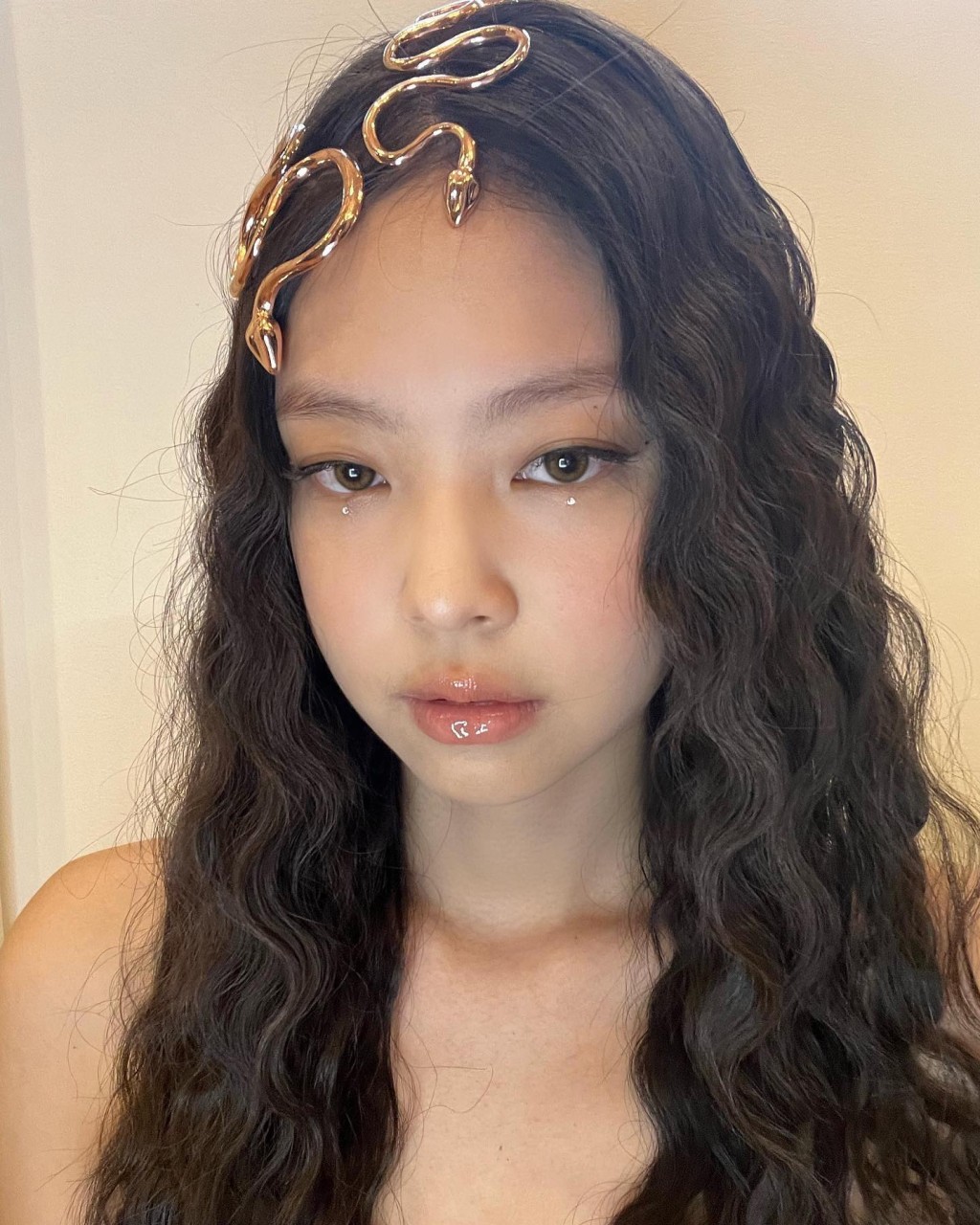 JENNIE Cosplay美杜莎。