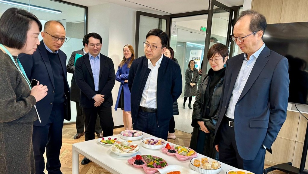 孫玉菡（中）參觀培訓學校，了解接受育嬰培訓學員製作的點心。