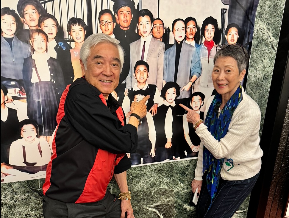 1958年話劇《苦兒樂園》演員激罕同框。 1958年話劇《苦兒樂園》演員激罕同框。