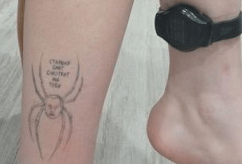 克里夫佐娃在脚踝刺上「反普京」的符号，脚上还配戴监控行动的电子脚镣。