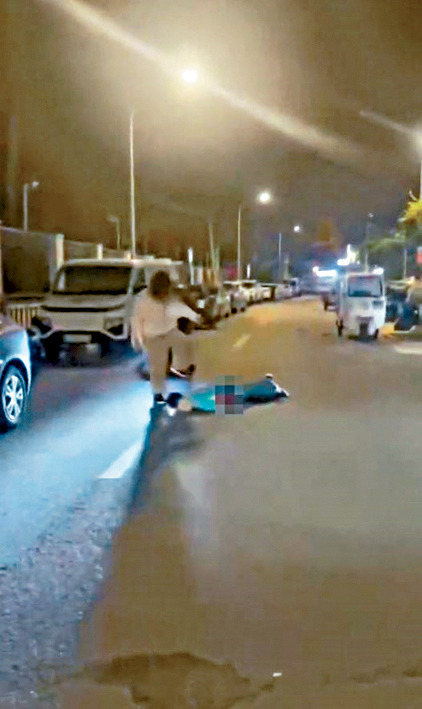 快遞員倒地後，物主丈夫仍在用腳踩他。