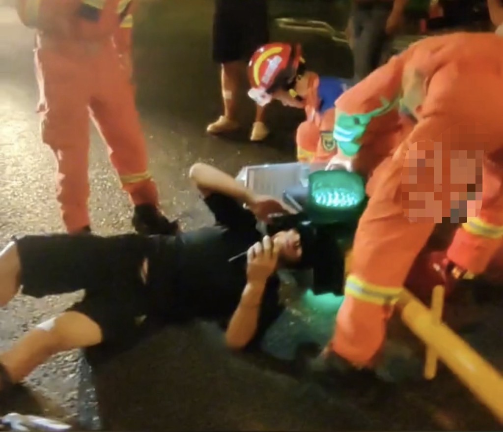 男子騎電動單車不慎撞上臨時紅綠燈,頭部卡進燈柱。封面新聞 男子騎電動單車不慎撞上臨時紅綠燈,頭部卡進燈柱。封面新聞