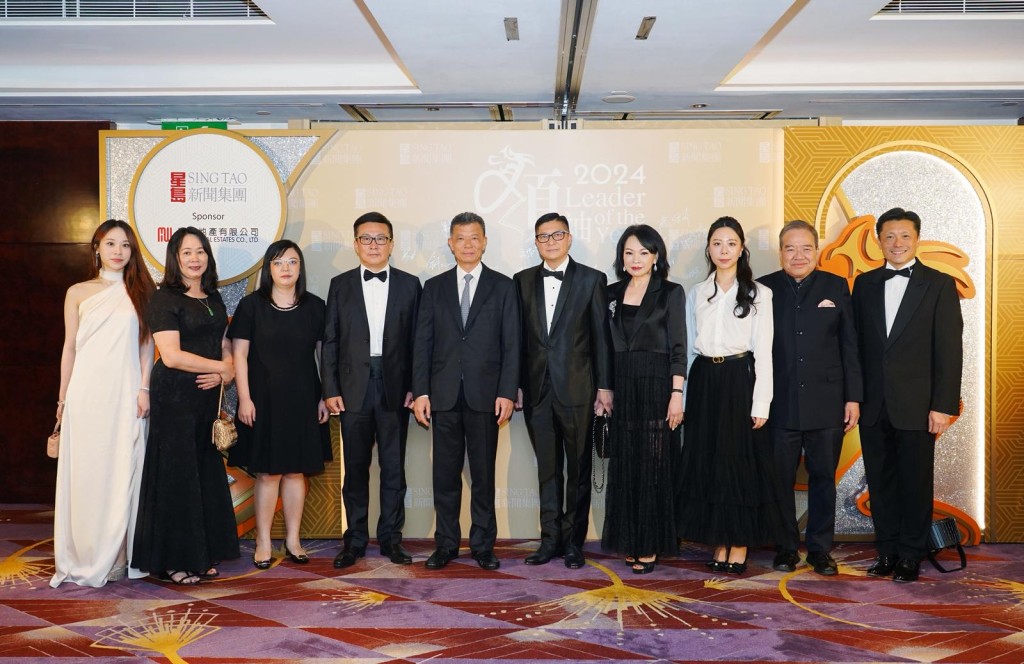 星島新聞集團主席郭英成(左五),星島新聞集團副主席郭曉亭(左三)、保安局局長鄧炳強及夫人(右四及五)、星島新聞集團獨立非執行董事胡定旭(右二)及新聞統籌專員謝振中(右一) 星島新聞集團主席郭英成(左五),星島新聞集團副主席郭曉亭(左三)、保安局局長鄧炳強及夫人(右四及五)、星島新聞集團獨立非執行董事胡定旭(右二)及新聞統籌專員謝振中(右一)