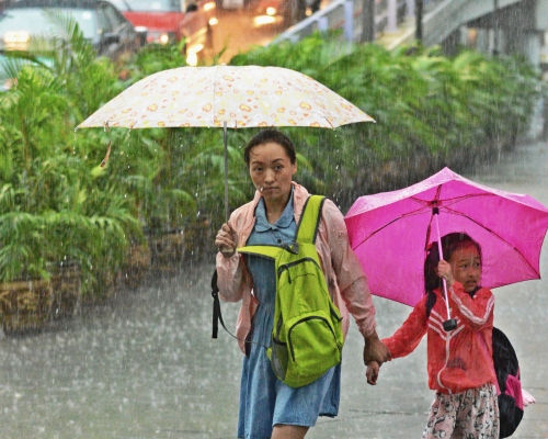 周一預測間中有驟雨及幾陣雷暴。資料圖片