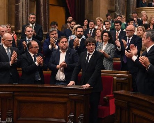 普伊格蒙特签署了《加泰罗尼亚议员宣言》的文件。网图