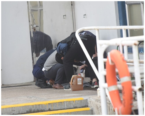 水警到場證實是一具年約40歲的男性浮屍，並將其撈起。