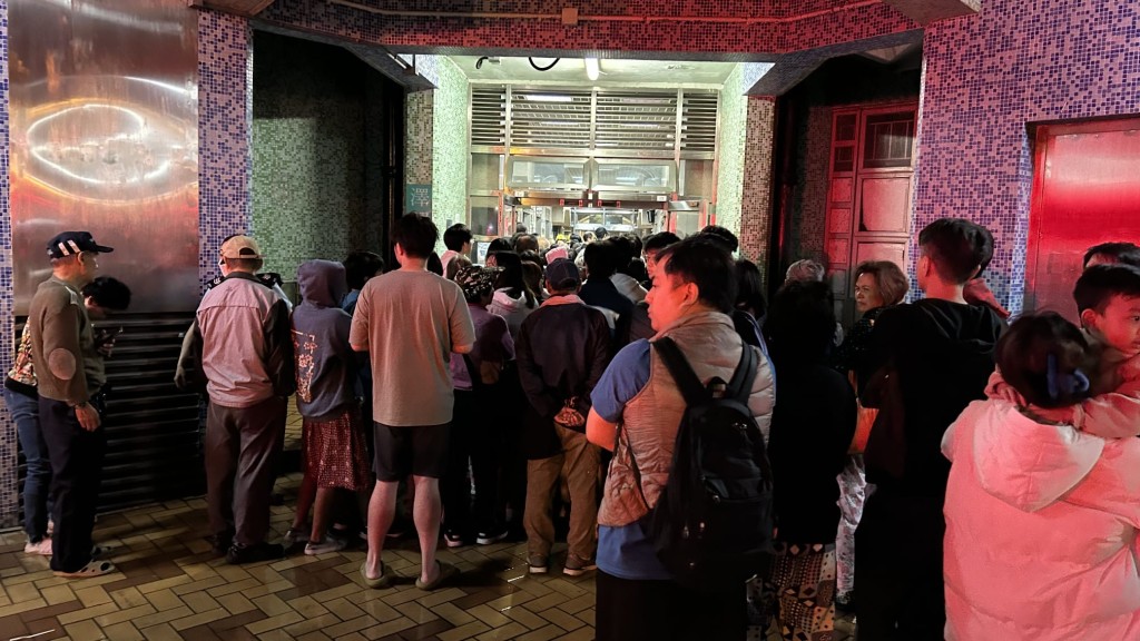 火勢熄滅後,居民陸續返回單位。蔡楚輝攝 火勢熄滅後,居民陸續返回單位。蔡楚輝攝