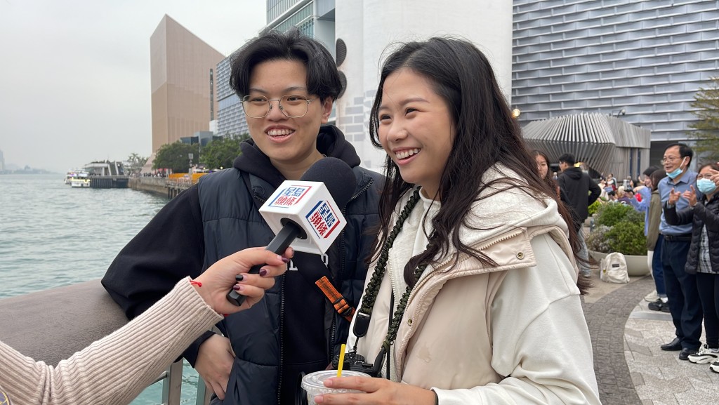 來自台灣戴小姐與王先生第一次來香港玩，笑稱不擔心徵稅，「都出來玩了，可以花這筆錢。」