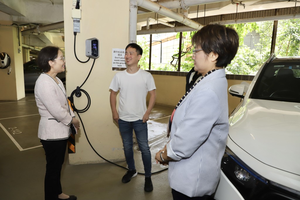 謝展寰表示，近年電動私家車佔香港新登記私家車的比率顯著上升。（謝展寰網誌圖片）