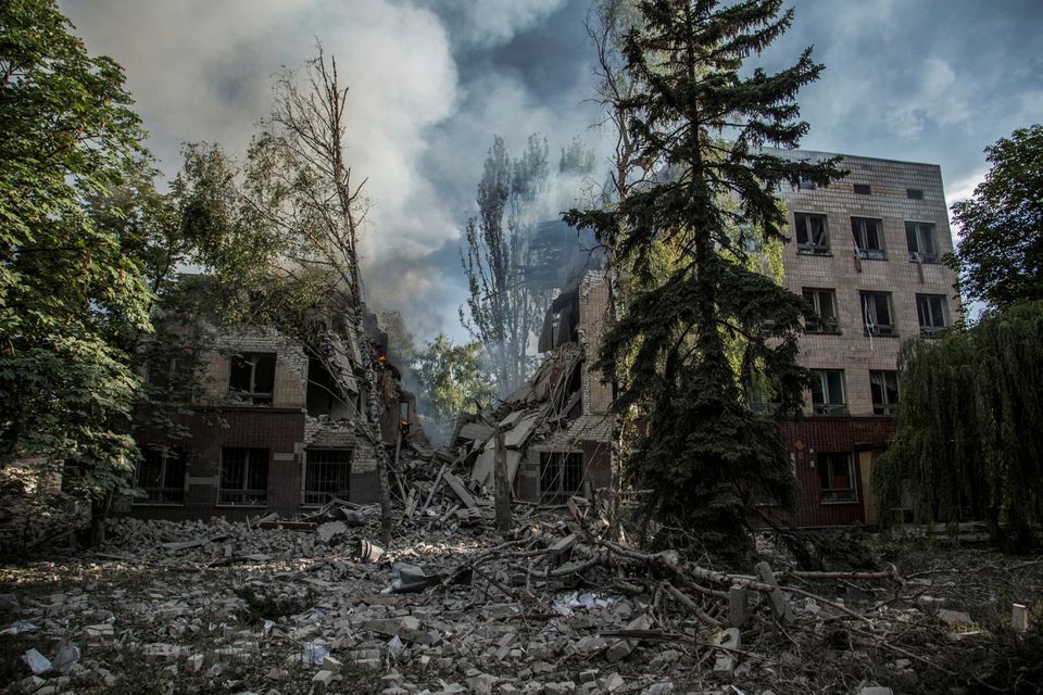 在烏克蘭盧甘斯克地區的 Lysychansk，隨著俄羅斯對烏克蘭的襲擊仍在繼續，一棟被軍事襲擊摧毀的建築物的殘骸上冒出濃煙。路透