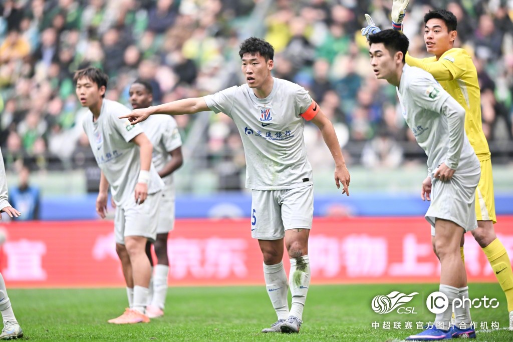 陳晉一(右)操刀罰球射入世界波。上海申花微博