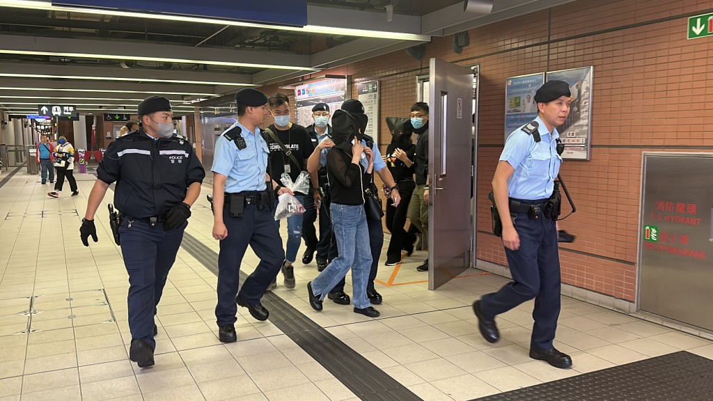 警方今早于马鞍山拘捕两名内地女子，以及其丈夫。