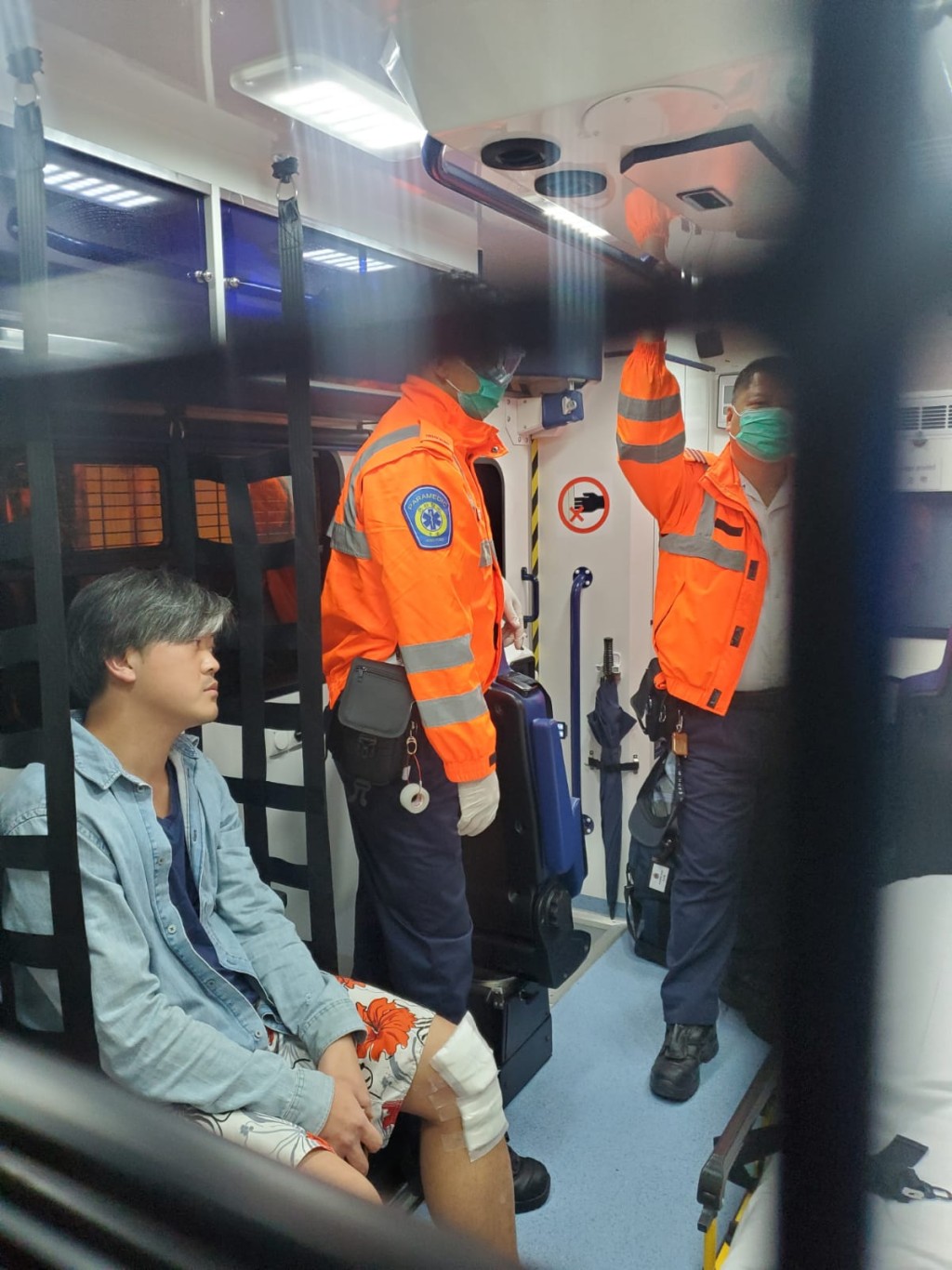 受傷的黑色私家車司機。