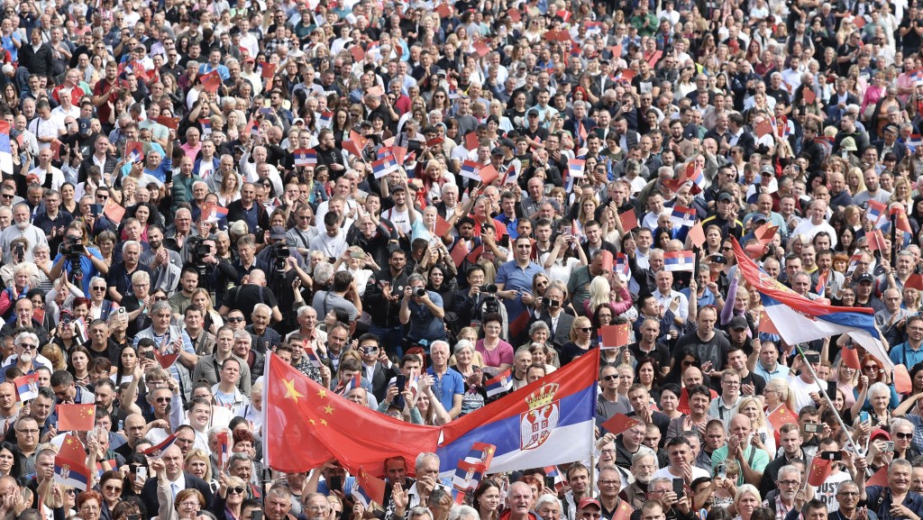 塞尔维亚民众热情欢迎习近平。 新华社