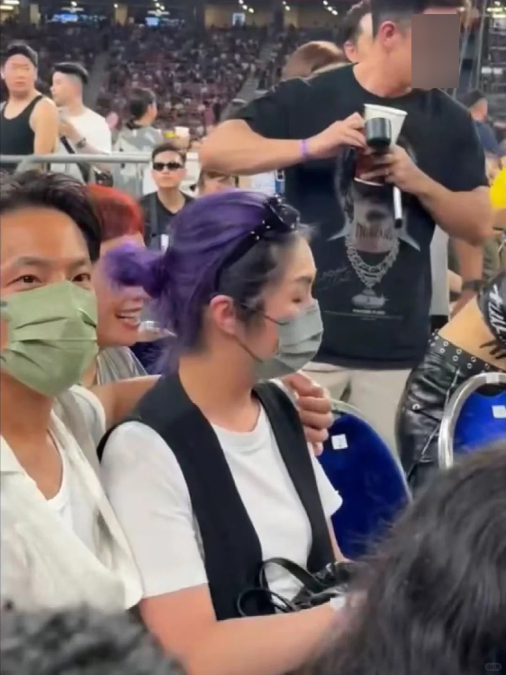 丁子高眼見楊千嬅被騷擾,樣子都變得嚴肅,更用手緊摟老婆楊千嬅。 丁子高眼見楊千嬅被騷擾,樣子都變得嚴肅,更用手緊摟老婆楊千嬅。
