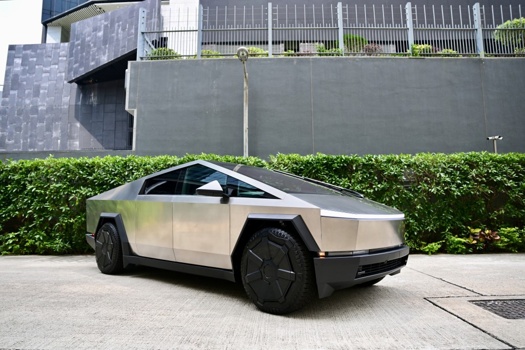 Tesla Cybertruck電動車體形龐大，尺碼5,683 x 2,201 x 1,791mm，軸距3,635mm，車重2,995kg。