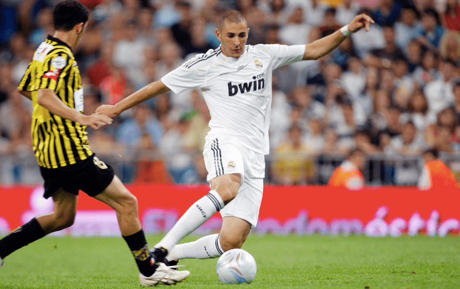 賓施馬加盟皇家馬德里，在2009年7月首次上陣，當年的對手正正是伊蒂哈德。網上圖片