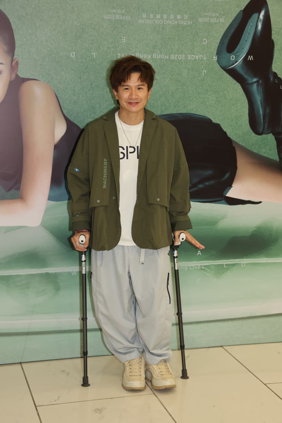 早前做完手術的釗峰，這晚撐着拐仗到來捧場，笑指︰「肯定係坐位我先嚟！」