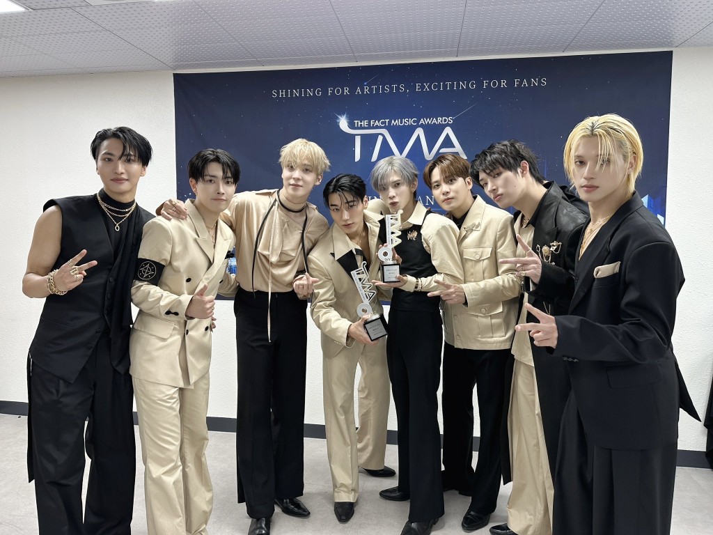 ATEEZ摘下年度Icon及年度藝人獎。 ATEEZ摘下年度Icon及年度藝人獎。