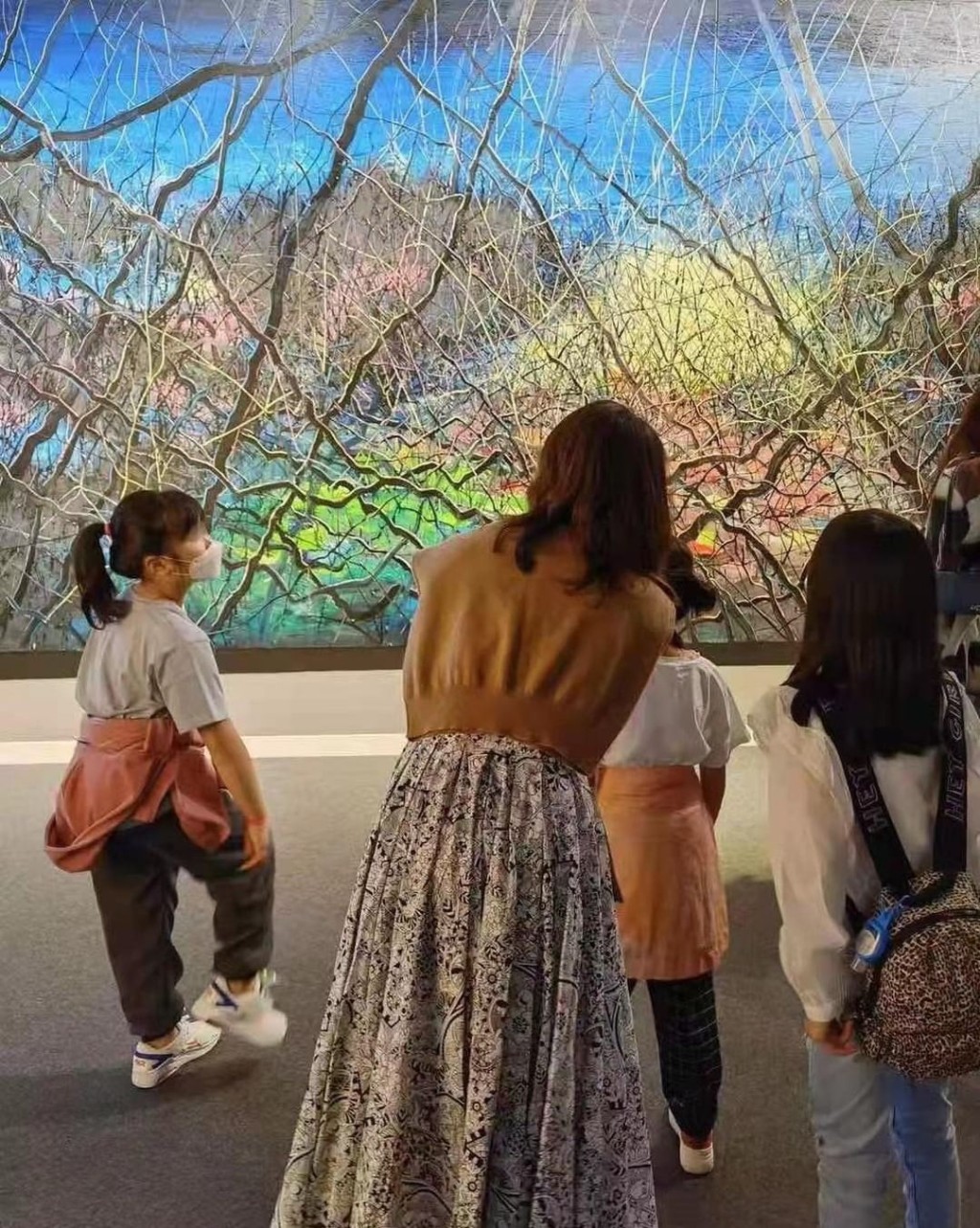 3個寶貝女對藝術好好奇。