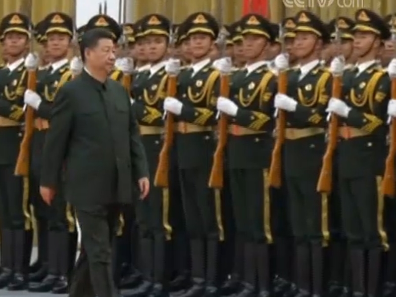 習近平視察解放軍駐澳部隊。央視圖