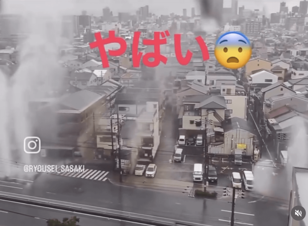 大阪市內街道下水道孔洞，如同人工噴泉般連續射出巨型水柱。Threads@artemisglamour 