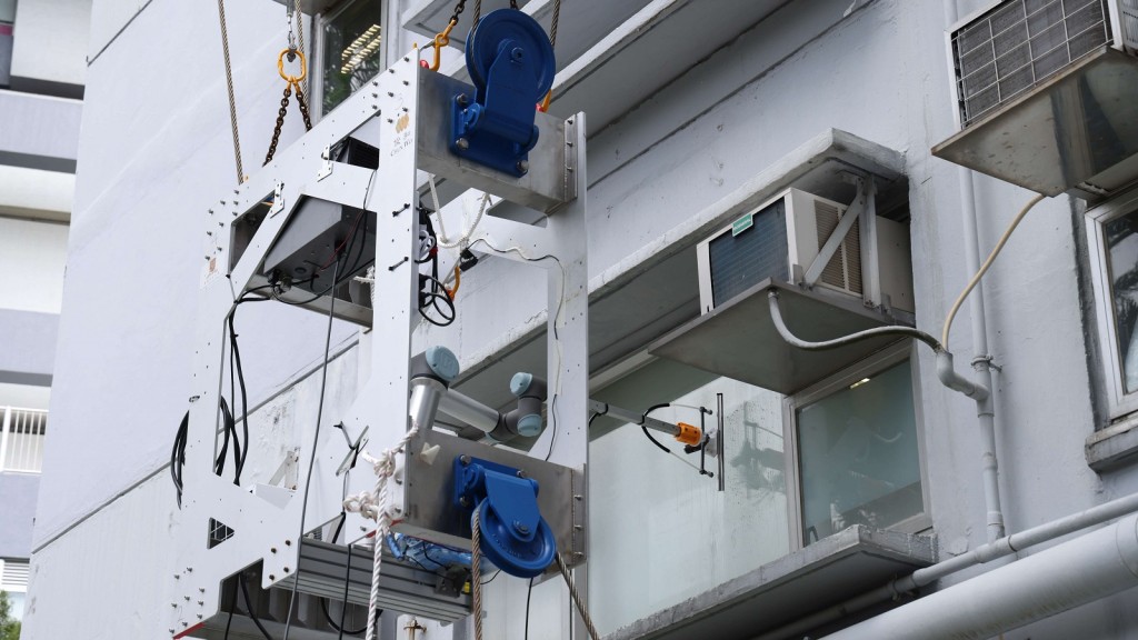 線控機械人系統能模仿工人在大廈外牆以雨刮抹窗及控制滾筒塗漆，有望代工人於外牆進行玻璃清潔及塗漆等高空工作，以配合建造業的需要。圖為抹窗示範。