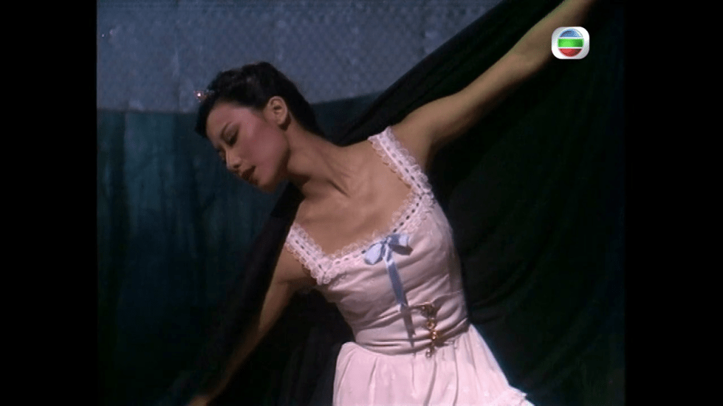 张天爱表演芭蕾舞。