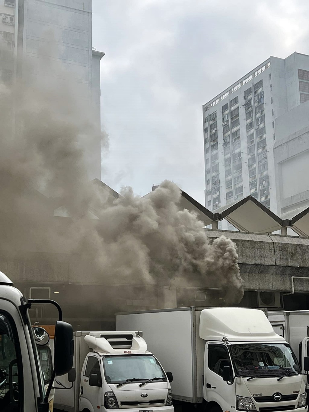 廣福街市湧出濃煙。fb：大埔 TAI PO