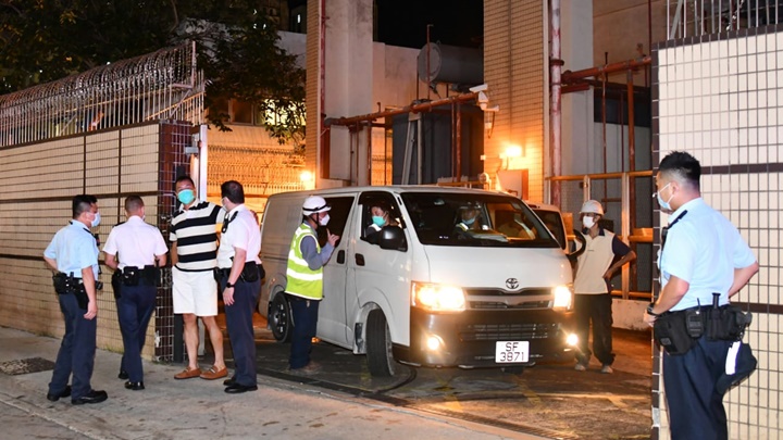 警方元朗區助理指揮官（左三）到大棠變壓站了解停電事件。