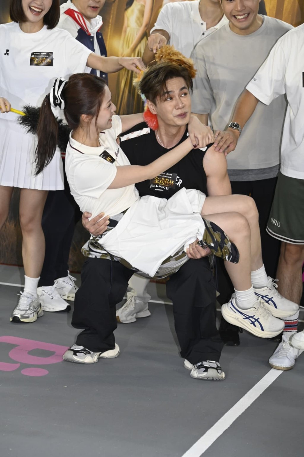 羅子溢「公主抱」陳曉華深蹲,面有難色。 羅子溢「公主抱」陳曉華深蹲,面有難色。