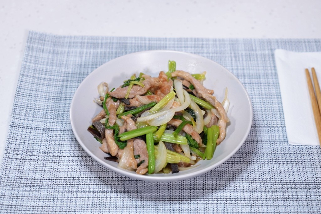 芹菜木耳洋蔥炒肉絲 芹菜木耳洋蔥炒肉絲