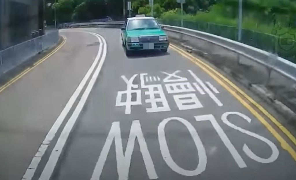 綠的尾隨Cam主的私家車行駛。網上影片截圖