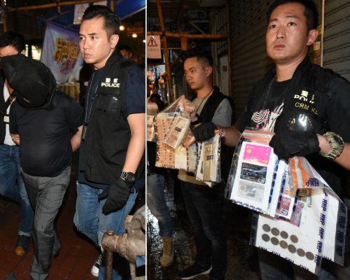 警方晚上將其中一名疑犯押返其位於荃灣的住所搜查。徐裕民攝