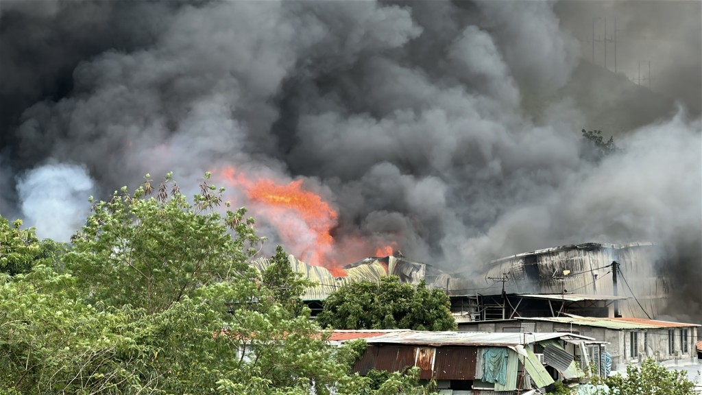 火勢猛烈。劉漢權攝 火勢猛烈。劉漢權攝