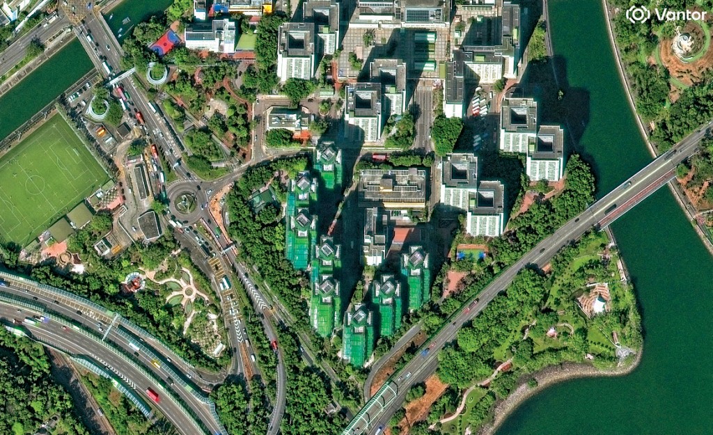 火災發生前的鳥瞰圖可見，宏福苑多幢大廈仍圍上「棚網」。