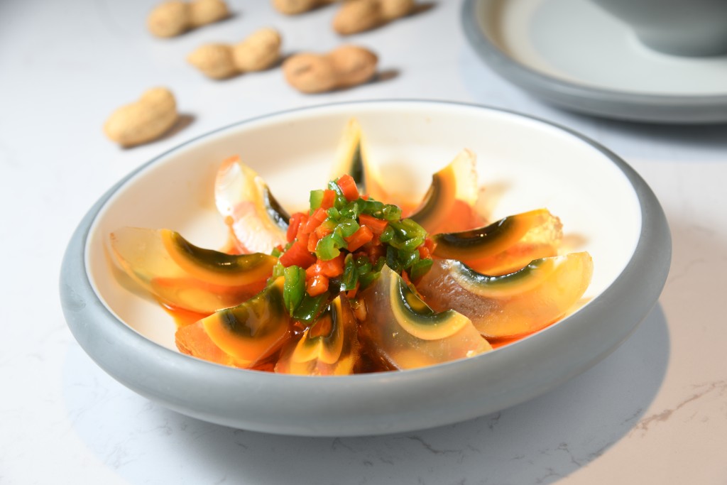 川式傳統美食不拘小節，選材簡單樸實，將皮蛋伴以椒麻醬汁，鮮香可口。