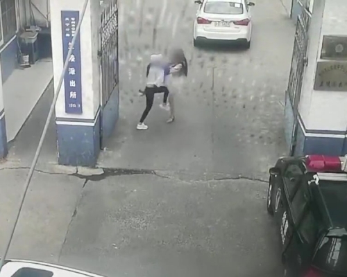 兩個女子由車上打到去派出所門口。網傳兩位都是女主播，還是閨蜜。（網圖）