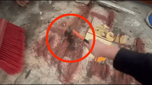 樓下師傅用鎚仔敲打一些生鏽鋼筋，即時粉碎。(HUMA LO＠Youtube影片截圖)