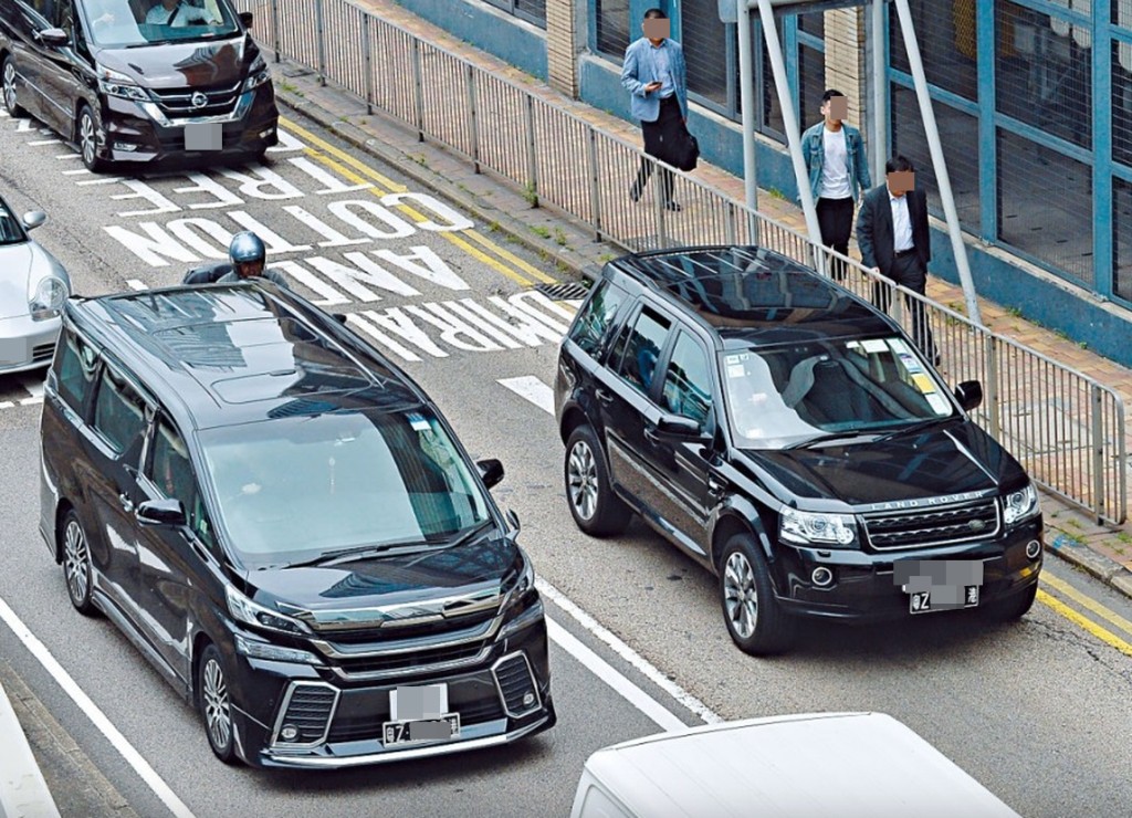 知情者指出，加入成为一间公司的董事申领车牌存在风险。 资料图片