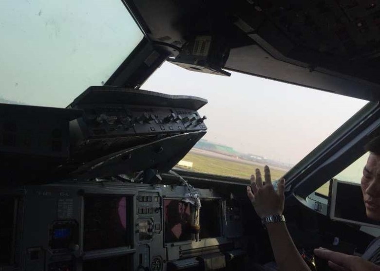 涉事A319客機的駕駛艙副機師一側玻璃突然破碎。 網圖