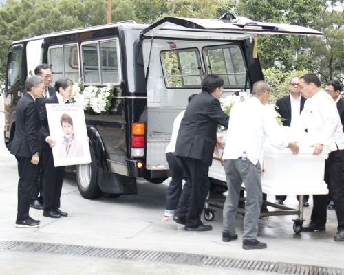 方逸華兩胞妹抱著遺照護著靈柩到火葬場。