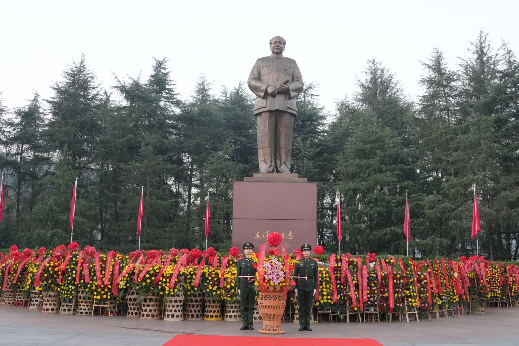 大批民眾26日到湖南韶山向毛澤東銅像廣場，紀念毛誕辰132周年。中新社