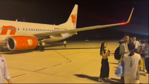 泰國獅航一班由山東濟南飛泰國曼谷航機，13日晚起飛後疑遭鳥擊，須要緊急折返。  