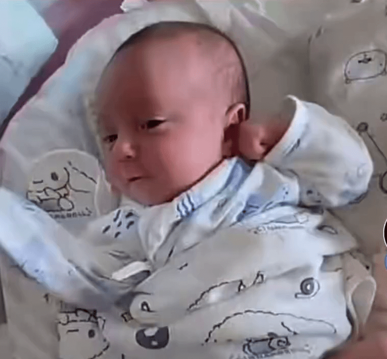 江蘇鹽城市一對普通夫妻近日因新生女兒的外貌而驚訝不已。