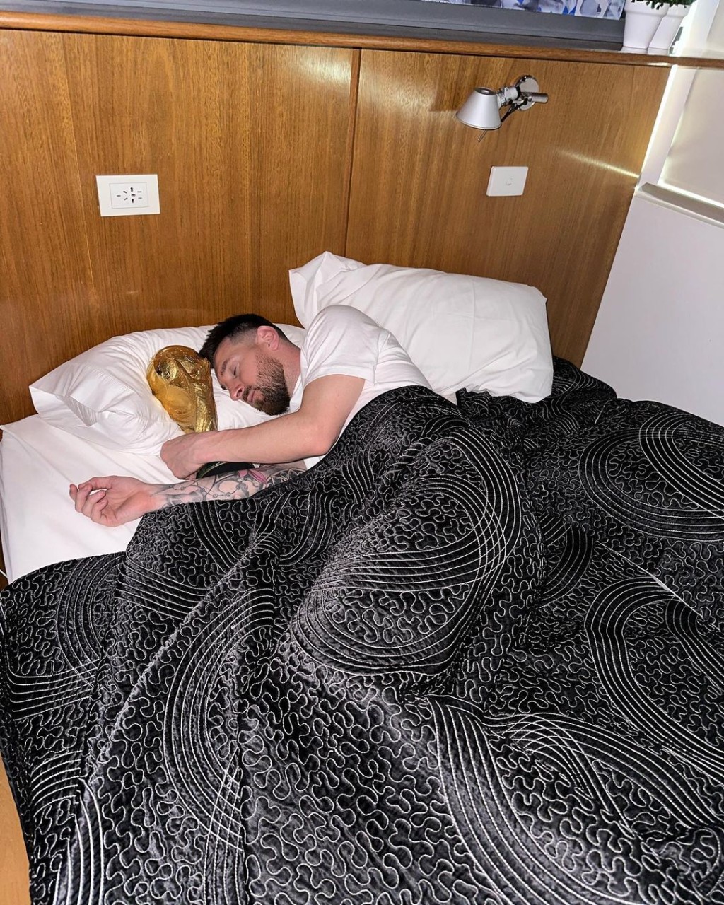 睡觉也抱住世界杯。 美斯IG图片