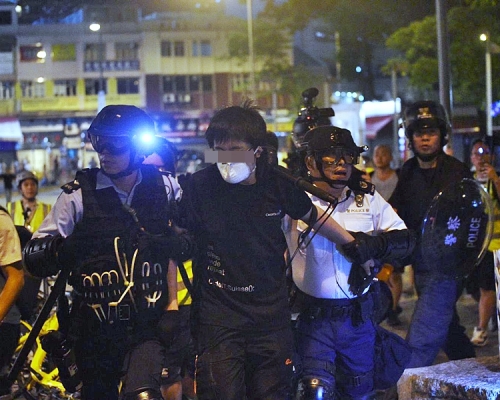 警方拘捕兩名男子。